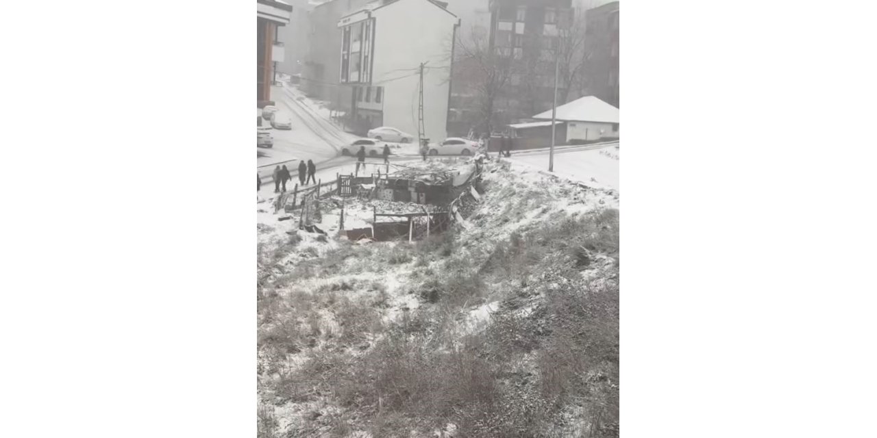 ARNAVUTKÖY’DE YOKUŞ AŞAĞI KAYARAK İNEN  ARAÇ VATANDAŞA ÇARPTI