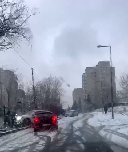 ESENYURT’TA KARLI YOLDA KAYAN ARAÇ, KALDIRIMDA YÜRÜYEN İKİ KİŞİYE ÇARPTI