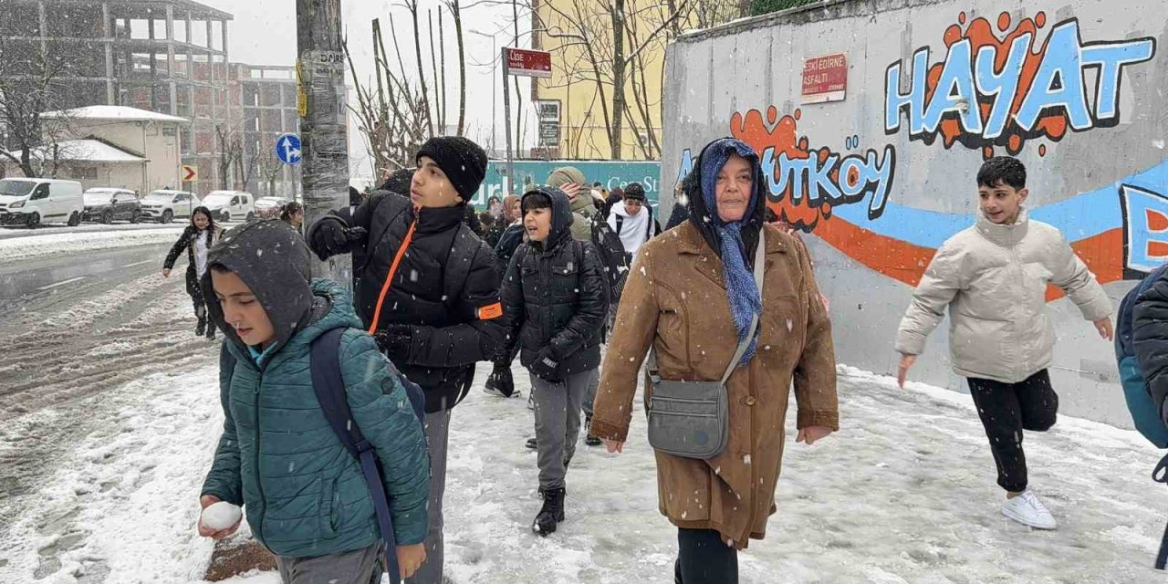 ÖĞRENCİLER TATİL HABERİNİ KAR TOPU OYNAYARAK KUTLADI