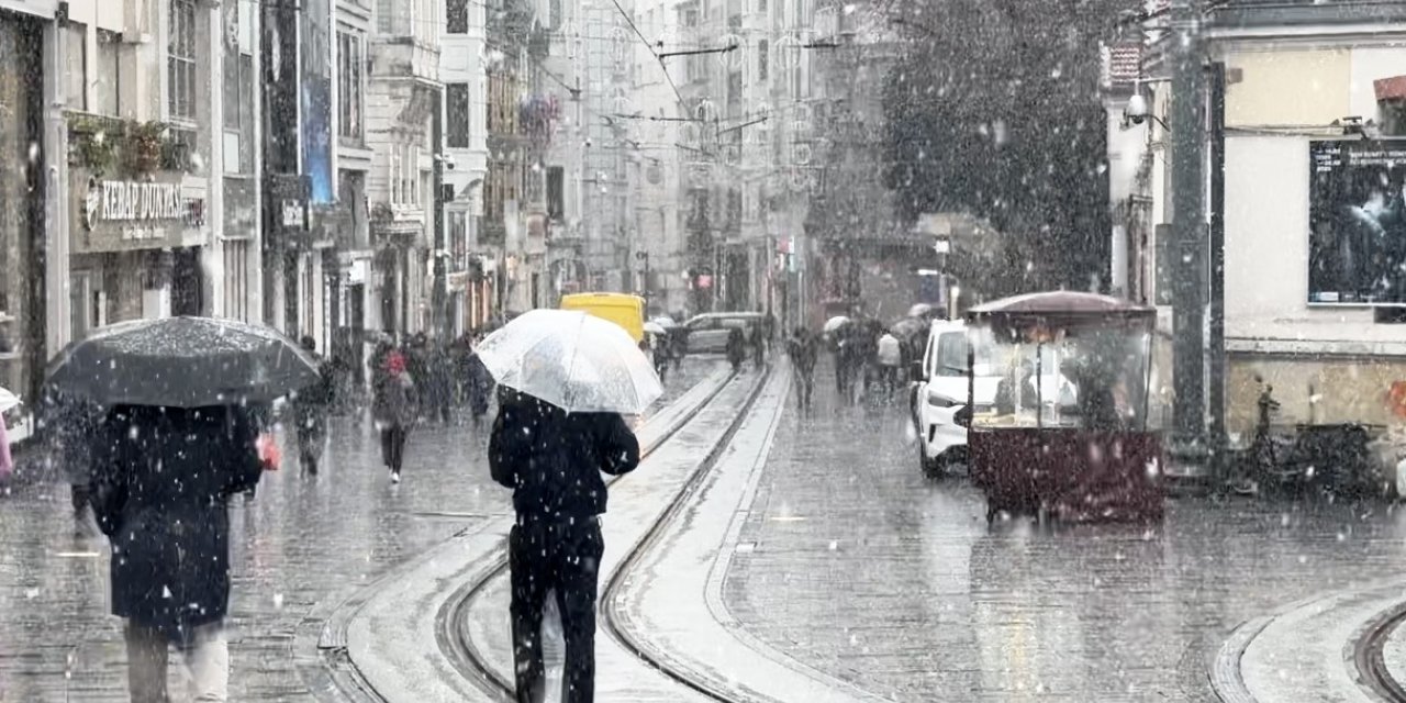 TAKSİM’DE KAR YAĞIŞI ETKİLİ OLMAYA BAŞLADI