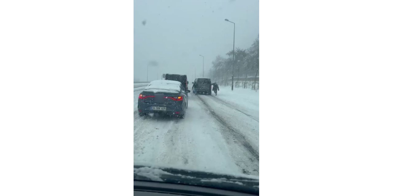 ARNAVUTKÖY’DE YOLDA KALAN BİR ARAÇ HALAT YARDIMIYLA KURTARILDI