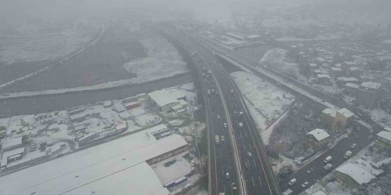 TEM OTOYOLUNDA KAR YAĞIŞI DRON İLE GÖRÜNTÜLENDİ