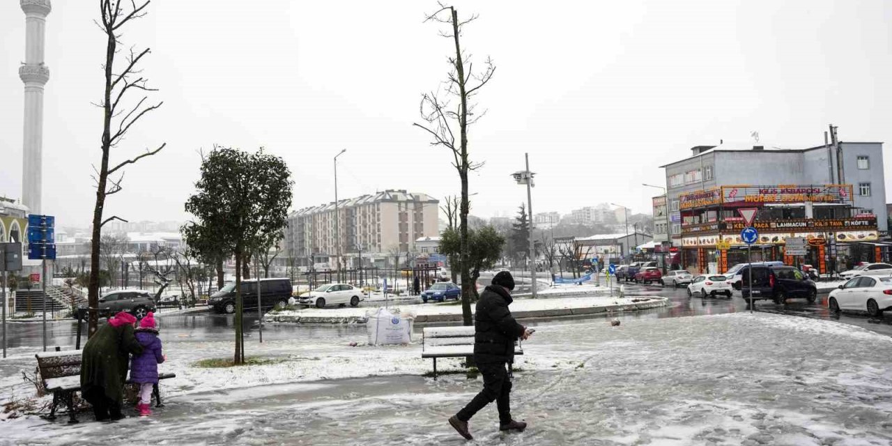 ARNAVUTKÖY BEYAZ ÖRTÜ İLE KAPLANDI