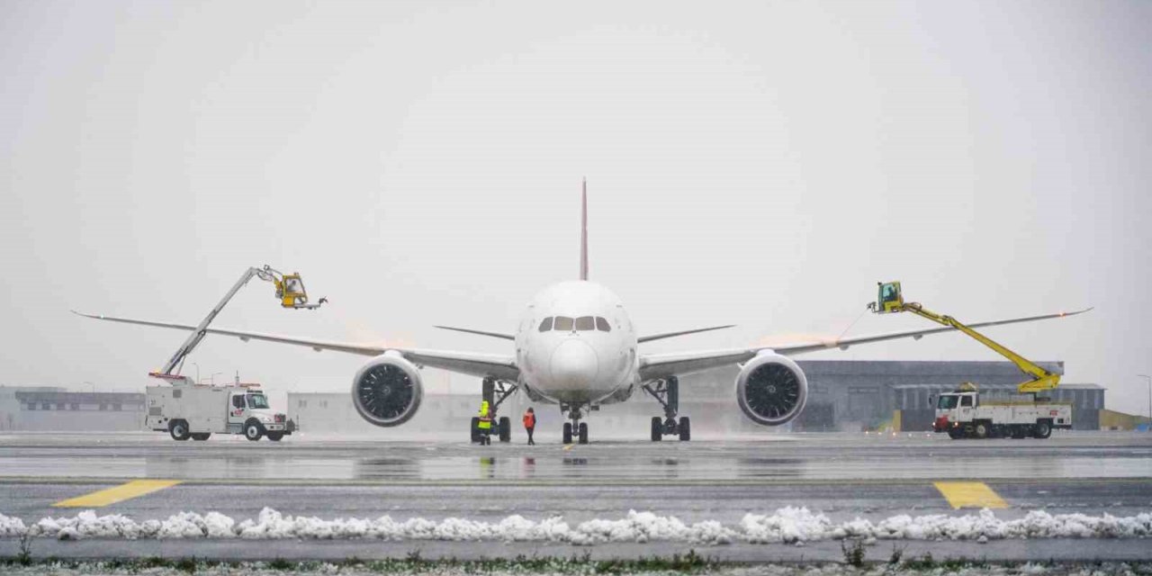 İSTANBUL HAVALİMANI’NDA UÇAKLARA BUZLANMAYA KARŞI "DE-İCİNG" İŞLEMİ UYGULANIYOR