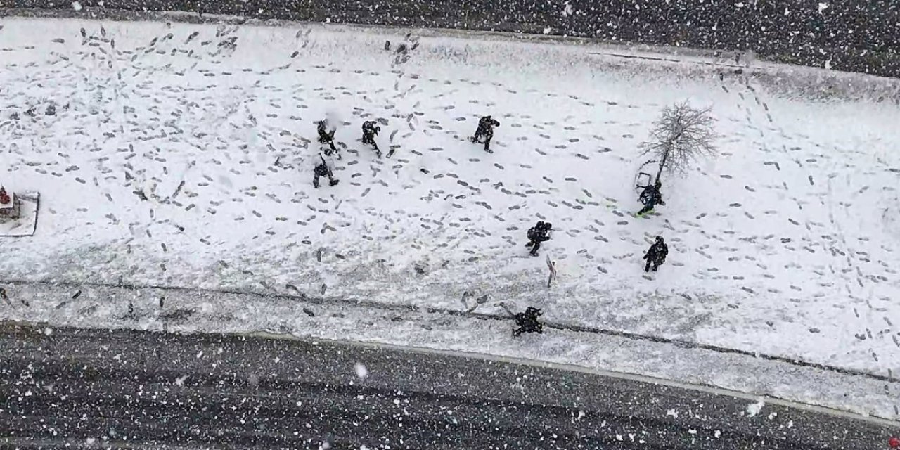 BAŞAKŞEHİR’DE ÖĞRENCİLERİN KAR SEVİNCİ HAVADAN GÖRÜNTÜLENDİ