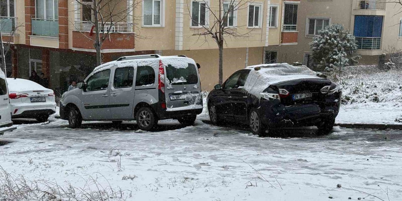 BÜYÜKÇEKMECE’DE SÜRÜCÜLERİN KARLI YOLDA İMTİHANI KAMERADA