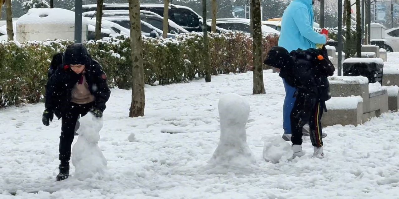 BAŞAKŞEHİR’DE ÇOCUKLAR KARDAN ADAM YAPTI