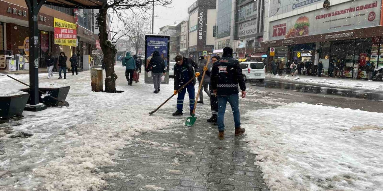ARNAVUTKÖY’DE KARLA MÜCADELE ÇALIŞMALARI ARALIKSIZ SÜRÜYOR
