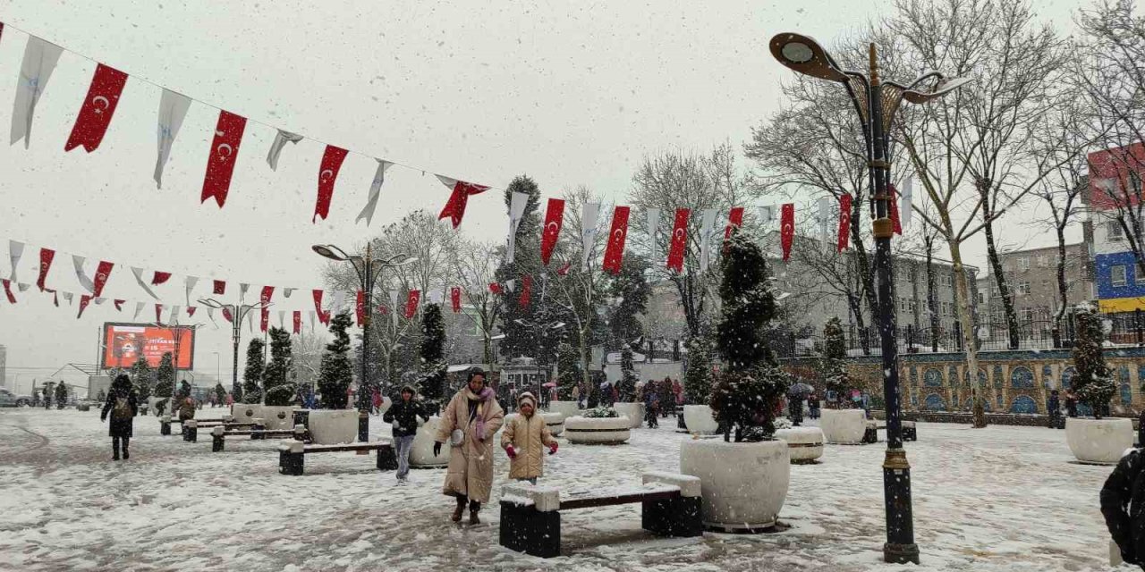SULTANGAZİ BEYAZA BÜRÜNDÜ, ÇOCUKLAR KARIN TADINI ÇIKARDI
