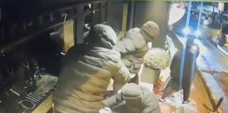 BEŞİKTAŞ’TA KUYUMCUDAN 9 MİLYON LİRALIK SOYGUN KAMERADA