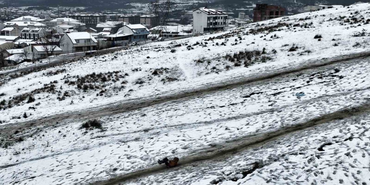 ARNAVUTKÖY BEYAZA BÜRÜNDÜ, ÇOCUKLAR YOKUŞTAN POŞETLERLE KAYDI