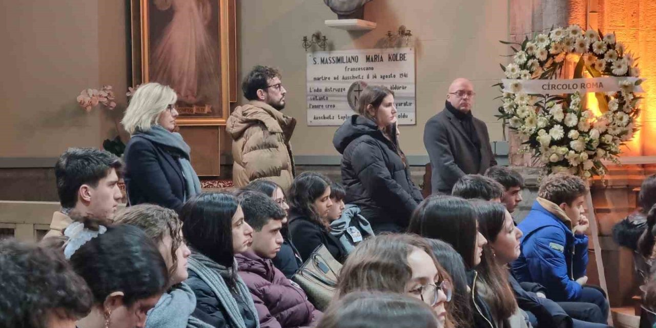 KADIKÖY’DE BIÇAKLANARAK ÖLDÜRÜLEN İTALYAN ŞEFİN OĞLU İÇİN KİLİSEDE ANMA TÖRENİ DÜZENLENDİ