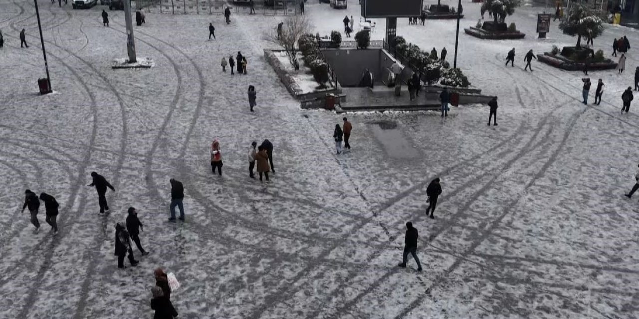 ESENYURT’TA POLİS İLE VATANDAŞLAR KAR TOPU OYNADI