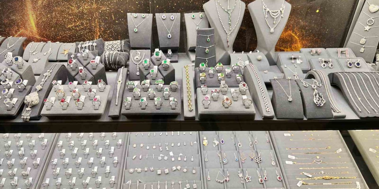 SEVGİLİLER GÜNÜ ÖNCESİ KAPALIÇARŞI’DA ALIŞVERİŞ HAREKETLİLİĞİ BAŞLADI