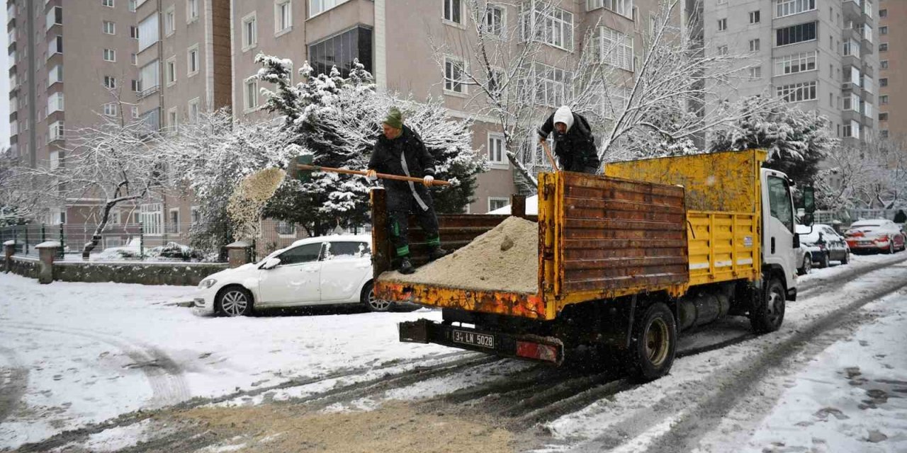 BEYLİKDÜZÜ BELEDİYESİNDEN KARLA ETKİN MÜCADELE