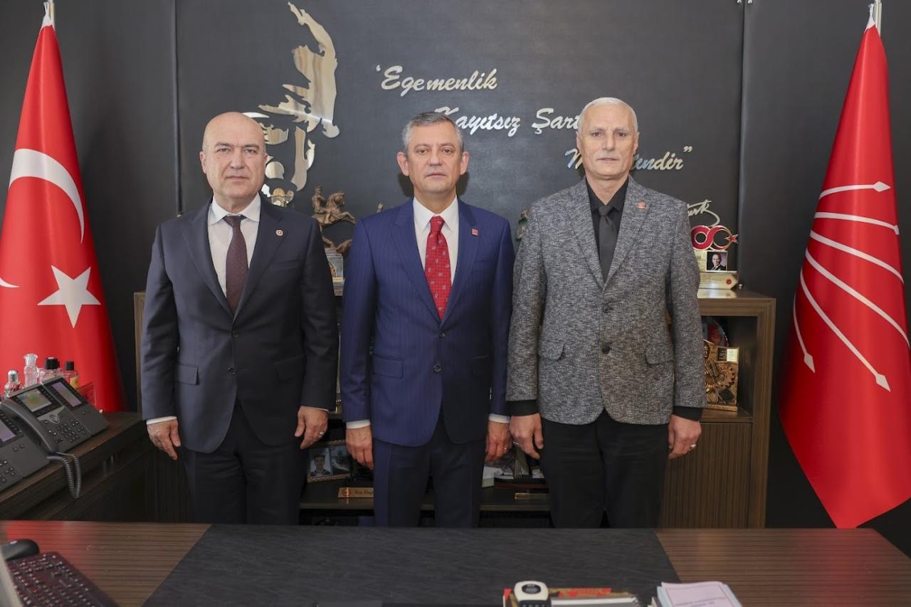 CHP Lideri Özgür Özel,Şehit Astsubay Esma Çevik’in babası Hüseyin Akgül’e Parti Rozeti Taktı