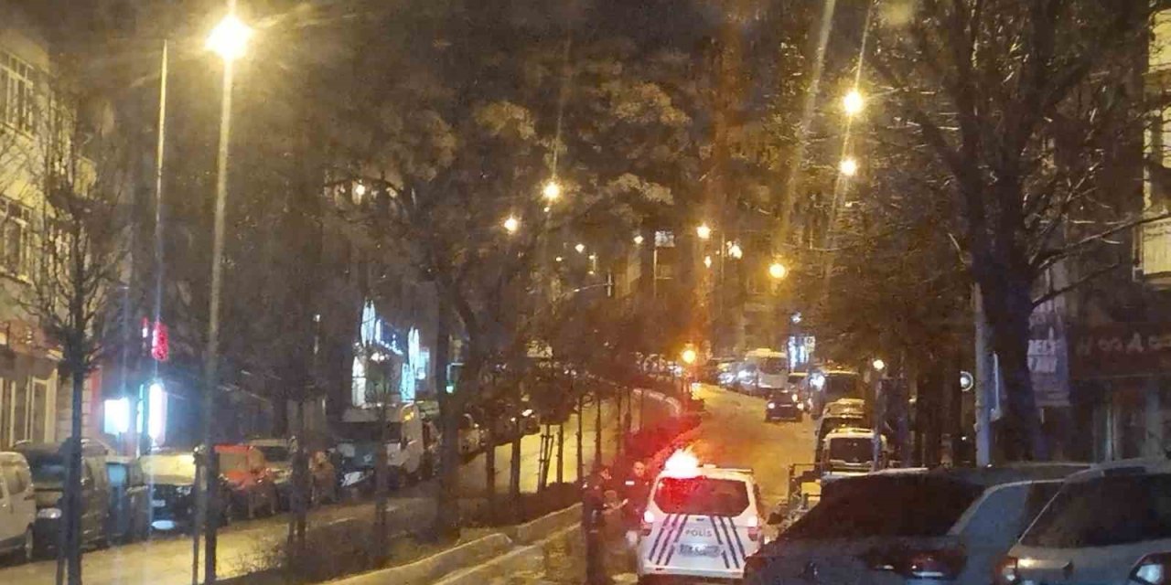 ÜSKÜDAR’DA İSTİNAT DUVARI YAN YATTI, 4 KATLI 2 BİNA TEDBİREN BOŞALTILDI