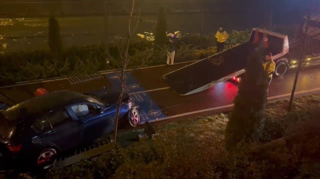 KAĞITHANE’DE ALKOLLÜ SÜRÜCÜNÜN KULLANDIĞI OTOMOBİL DERE KENARINDAKİ YÜRÜYÜŞ YOLUNA UÇTU