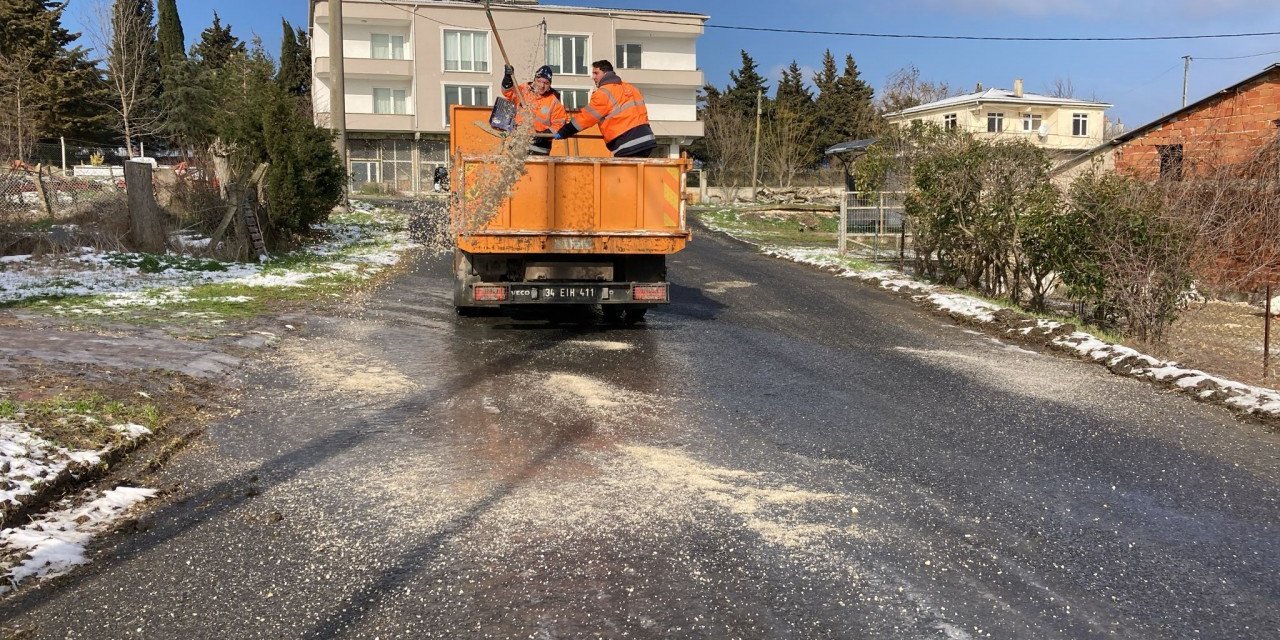 SİLİVRİ BELEDİYESİ EKİPLERİ KAR VE BUZLANMAYA KARŞI SAHADA