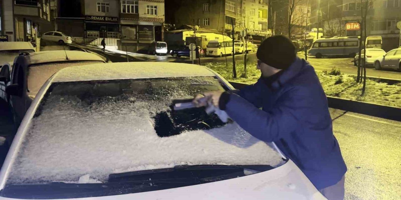 İSTANBUL’DA SOĞUK HAVA ETKİLİ OLUYOR: ARAÇ CAMLARI BUZ TUTTU