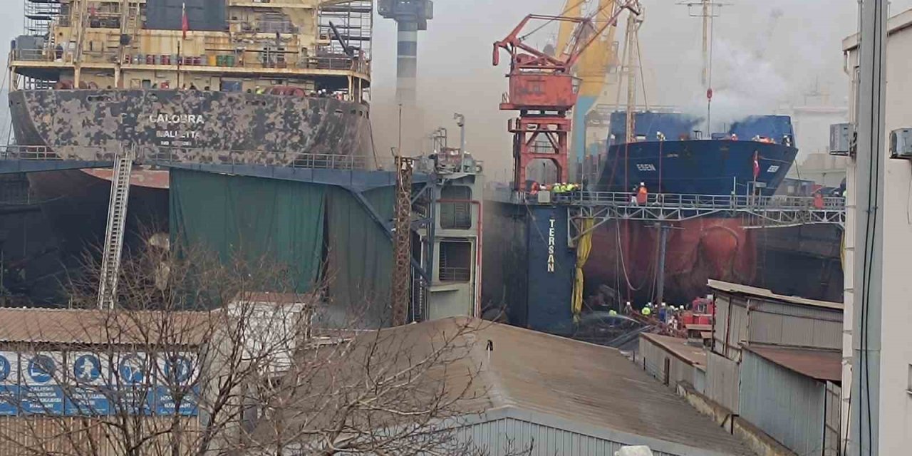 TUZLA TERSANESİ’NDE GEMİ YANGINI