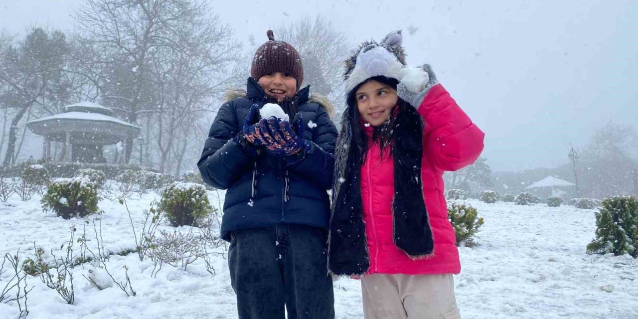 BEYAZA BÜRÜNEN ÇAMLICA TEPESİ’NDE KAR YENİDEN BAŞLADI