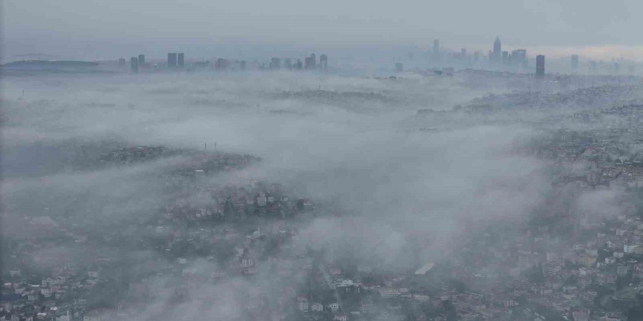 İSTANBUL BOĞAZI’NDA SİS KARTPOSTALLIK MANZARA OLUŞTURDU