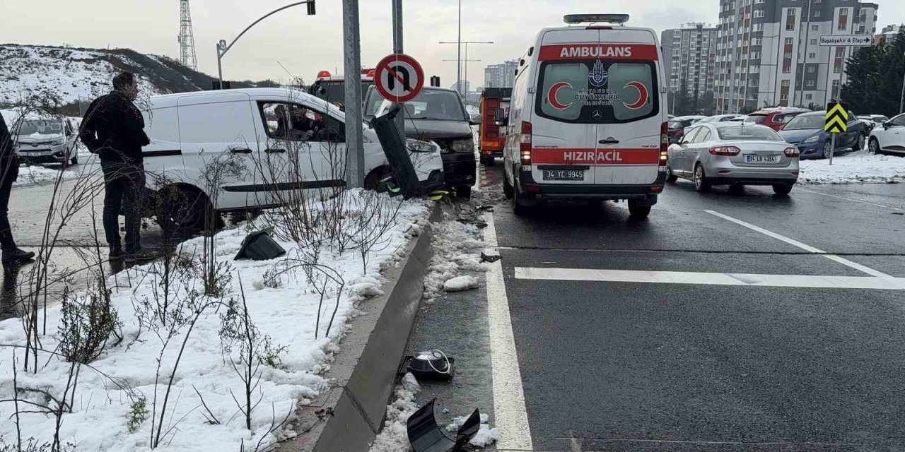 İSTANBUL’DA KAR YAĞIŞI SONRASI OLUŞAN BUZLANMA KAZAYA NEDEN OLDU