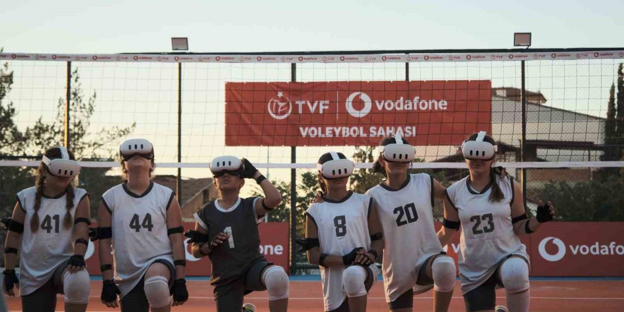 MALATYALI GENÇ VOLEYBOLCULAR VE MİLLİ VOLEYBOLCULAR VODAFONE 5.5G İLE AYNI SAHADA BULUŞTU