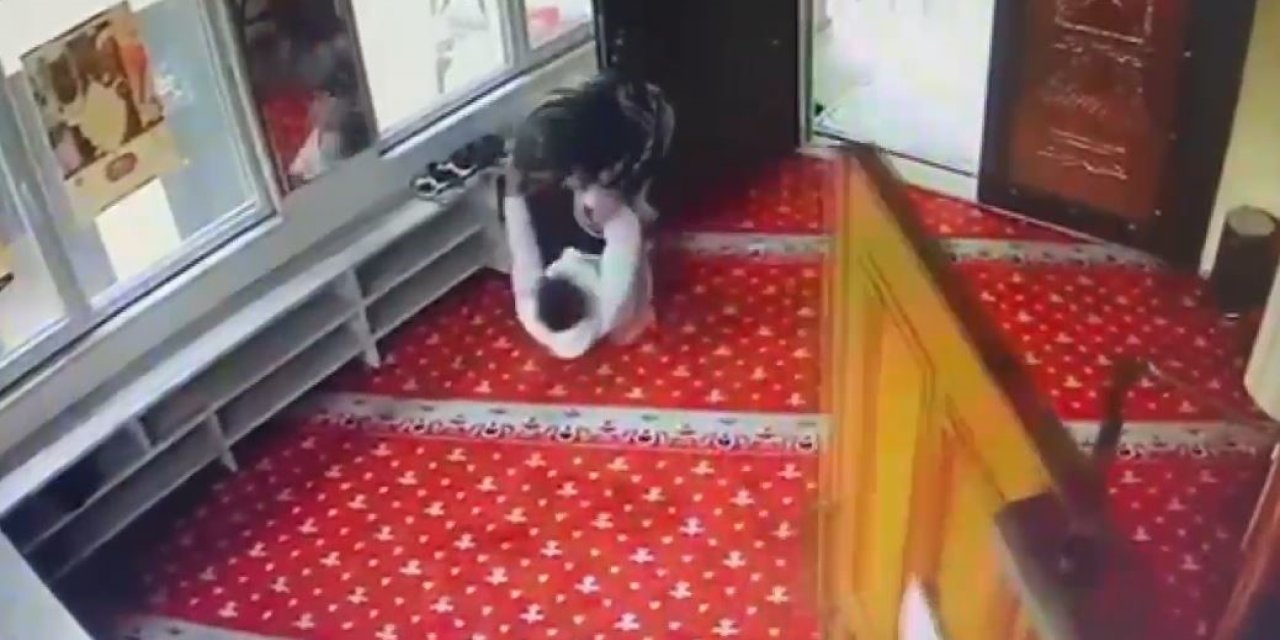 İSTANBUL’DA BİR KİŞİ CAMİ İÇERİSİNDE ÇOCUĞU MAKASLA YARALADI