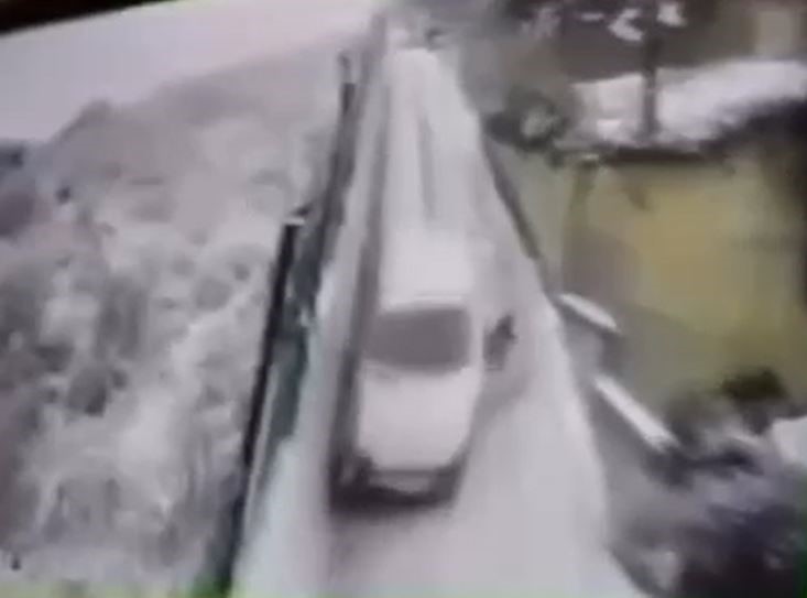 KARLA KAPLI YOKUŞTAN ARACI KAYMAYA BAŞLAYAN SÜRÜCÜ ATLAYARAK KURTULDU