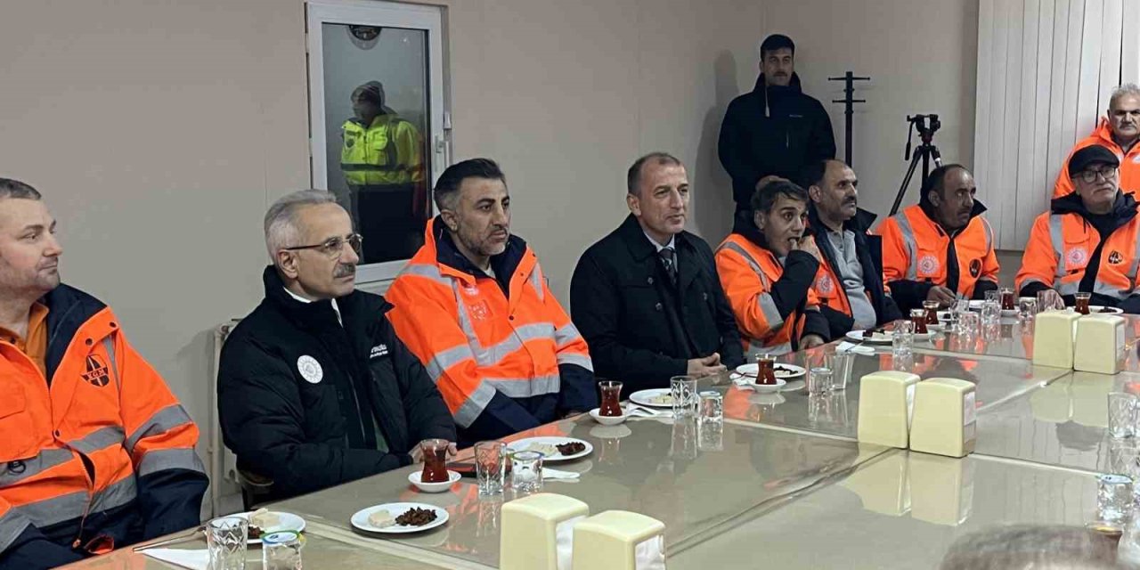 BAKAN URALOĞLU’DAN GAZİOSMANPAŞA’DA KARLA MÜCADELE BİLGİLENDİRMESİ