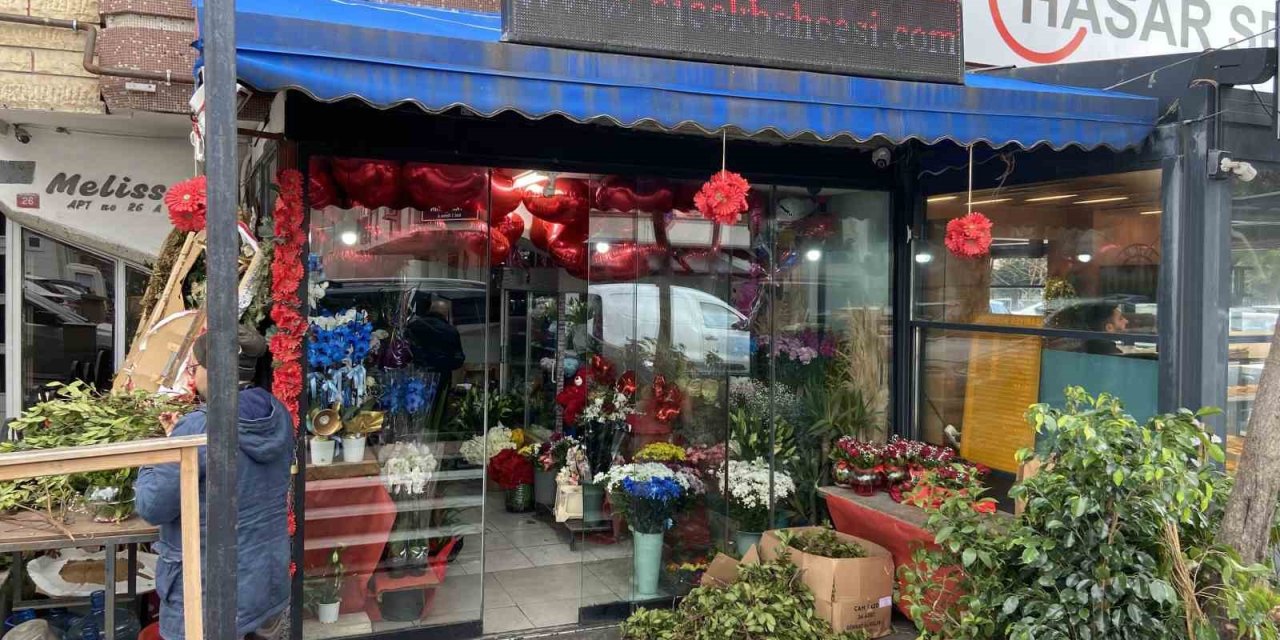 BAKIRKÖY’DE SEVGİLİLER GÜNÜ ÖNCESİ İLGİNÇ HIRSIZLIK KAMERADA