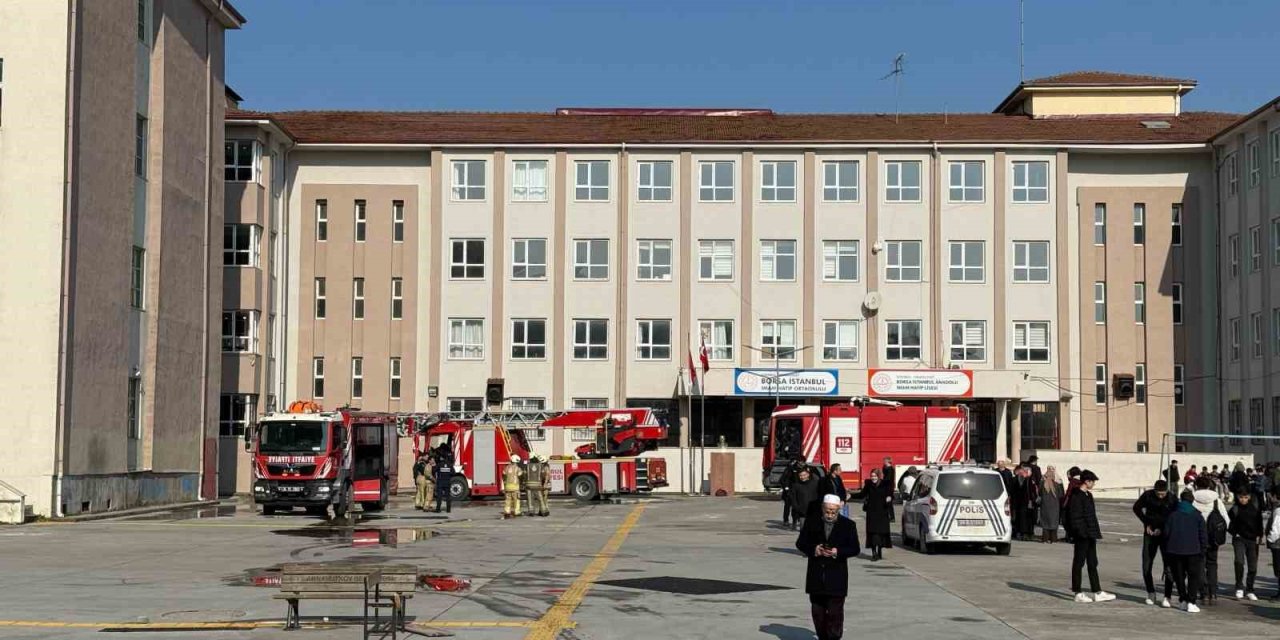ARNAVUTKÖY’DE OKULDA YANGIN PANİĞİ