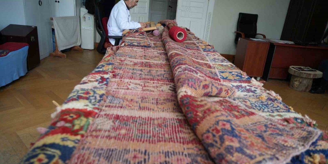 200 YILLIK SARAY HALILARI USTA ELLERDE YENİDEN HAYAT BULUYOR