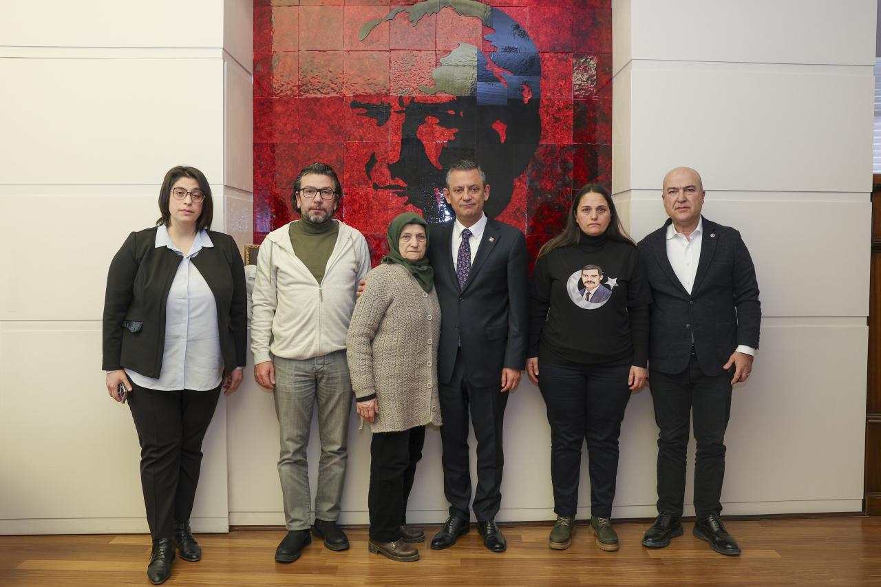 CHP Genel Başkanı Özgür Özel, Saniye Ateş ile Görüştü