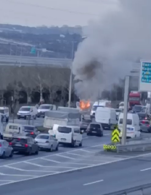 SULTANGAZİ’DE KAMYONET ALEVLERE TESLİM OLDU