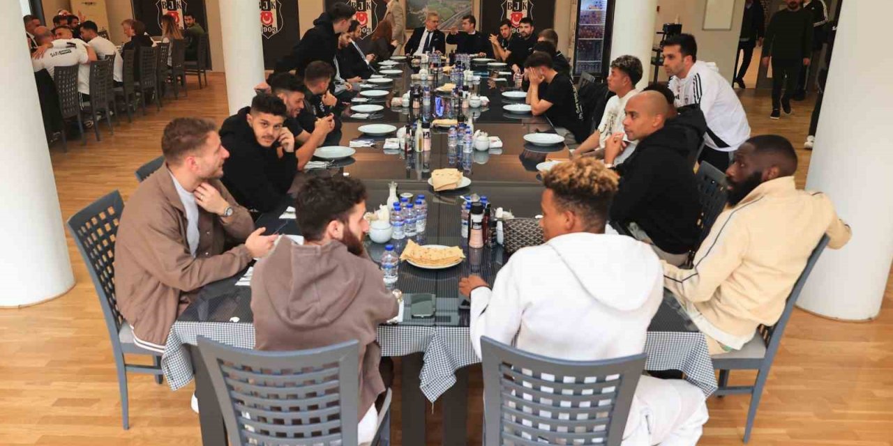 BEŞİKTAŞ YÖNETİM KURULU ÜYELERİ, FUTBOL A TAKIMIYLA BULUŞTU