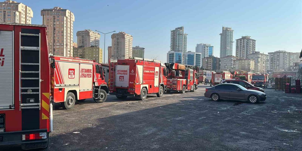 ATAŞEHİR’DE SEBZE HALİNDE KORKUTAN YANGIN