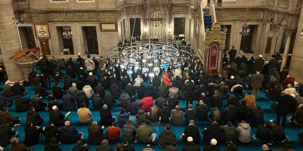 BERAT KANDİLİ’NDE VATANDAŞLAR EYÜPSULTAN CAMİİ’NE AKIN ETTİ