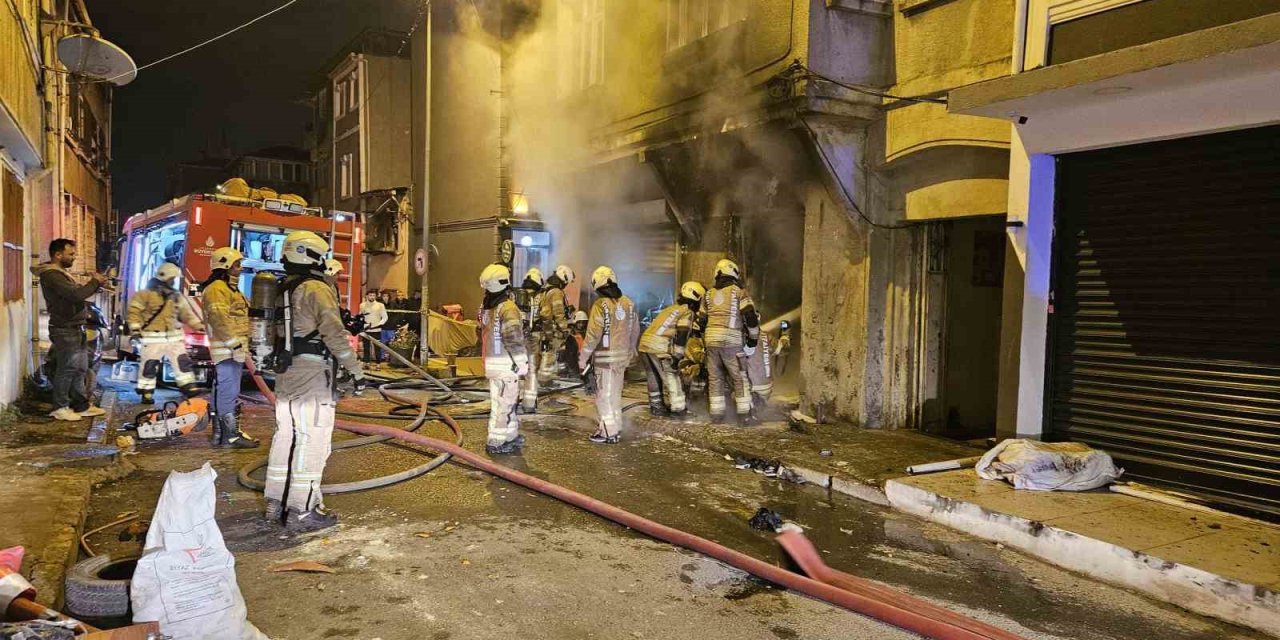 BEYOĞLU’NDA 3 KATLI BİNADA YANGIN PANİĞİ: VATANDAŞLAR CAN HAVLİYLE KAÇTI