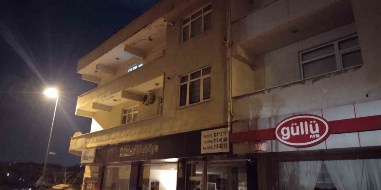 ÜSKÜDAR’DA TOPRAK KAYMASI NEDENİYLE 2 BİNA BOŞALTILDI