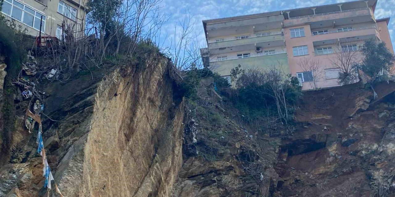 ÜSKÜDAR’DA TOPRAK KAYMASI: 2 BİNA BOŞALTILDI