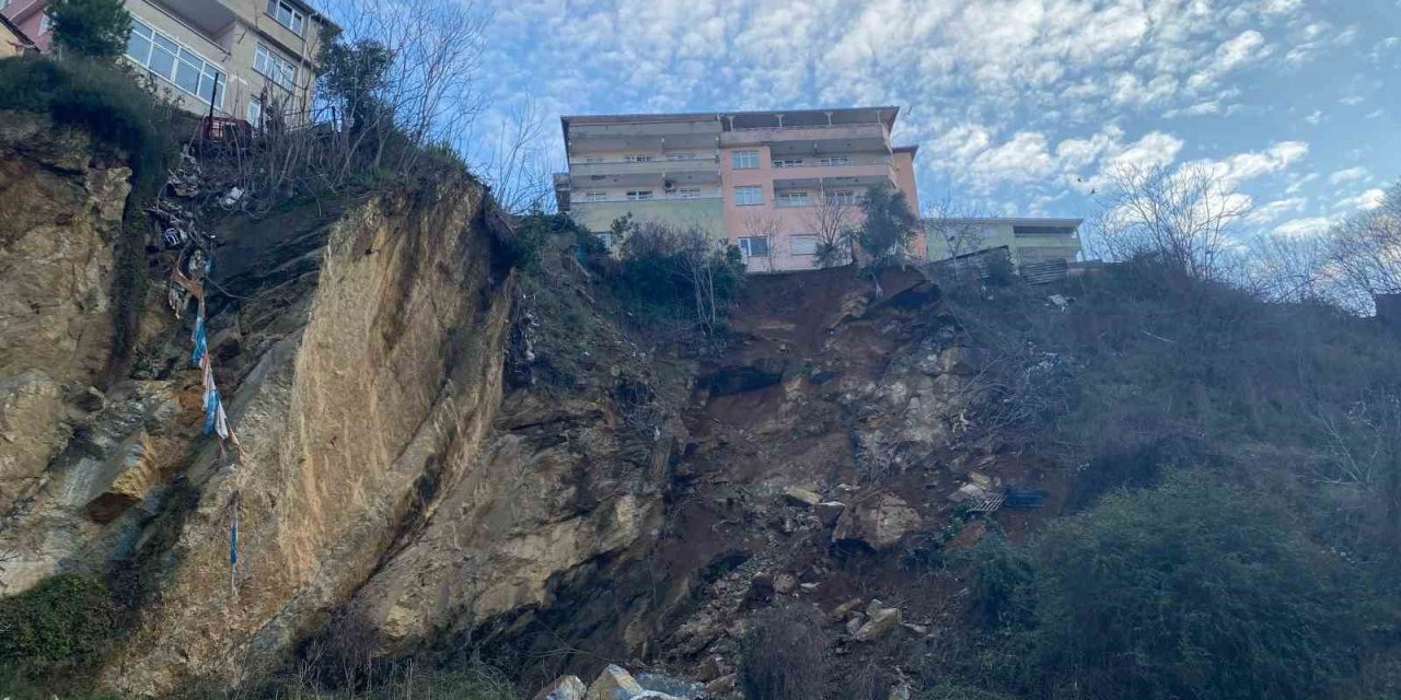 ÜSKÜDAR’DA YAŞANAN TOPRAK KAYMASI GÜNÜN İLK IŞIKLARINDA GÖRÜNTÜLENDİ