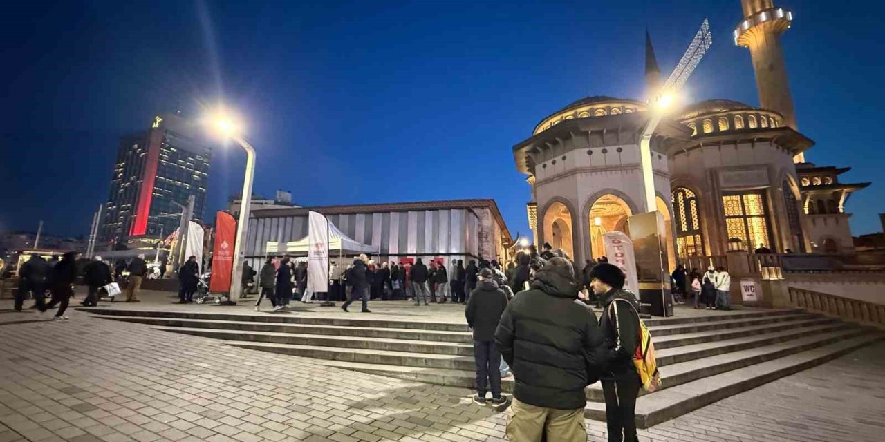 İSTANBUL’UN SEMBOL CAMİLERİNDE, VATANDAŞLARA SALEP VE KANDİL SİMİDİ İKRAMI