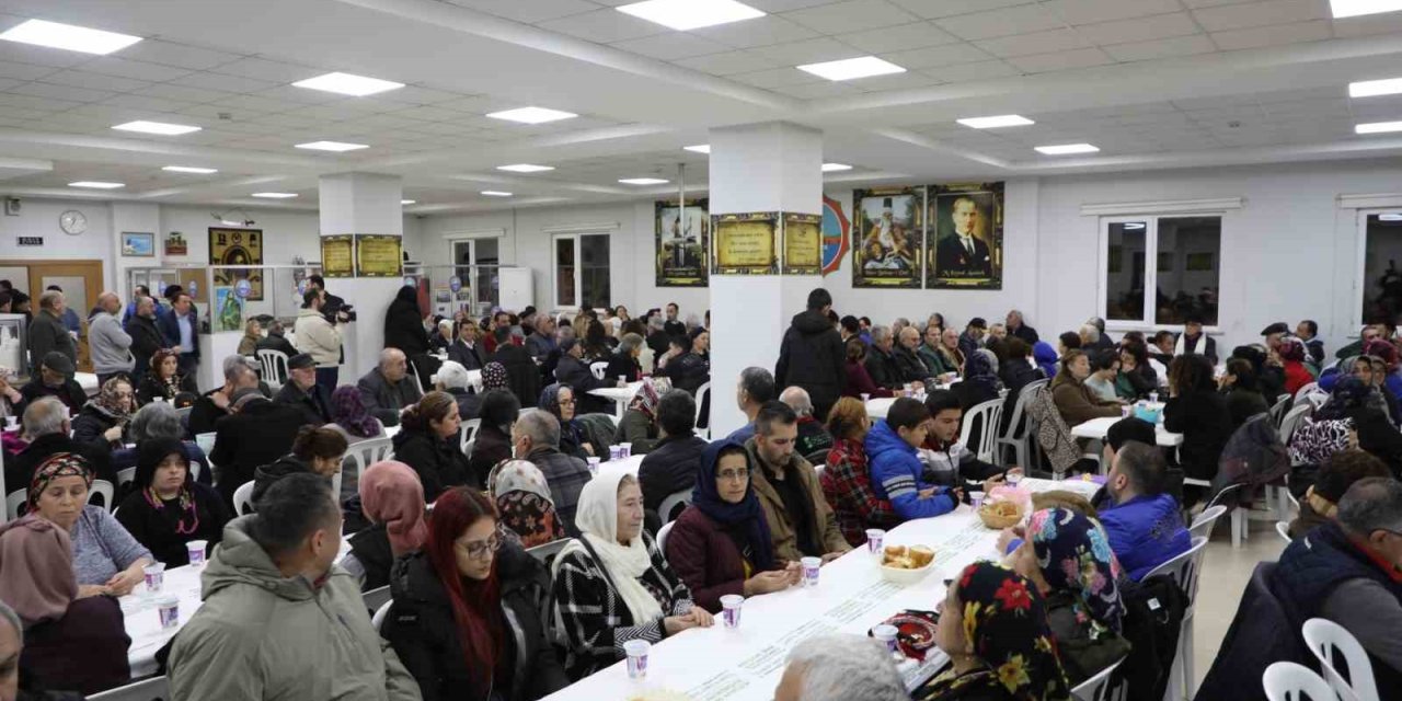 BÜYÜKÇEKMECE BELEDİYE BAŞKANI AKGÜN, VATANDAŞLARLA HIZIR LOKMASI’NI PAYLAŞTI