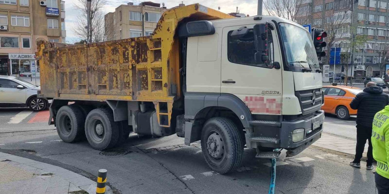 BEŞİKTAŞ’TA YOLUN KARŞISINA GEÇMEK İSTEYEN KADIN HAFRİYAT KAMYONUNUN ALTINDA KALDI