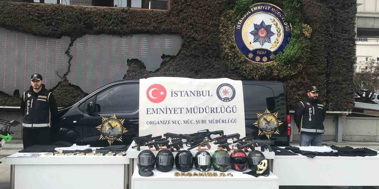 İSTANBUL’DA ÇETE OPERASYONLARINDA ELE GEÇİRİLEN SİLAHLAR VE MOTOSİKLETLER SERGİLENDİ