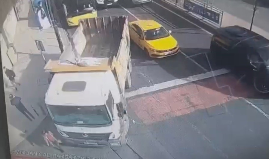 BEŞİKTAŞ’TA KADININ HAFRİYAT KAMYONUN ALTINDA KALDIĞI ANLAR KAMERADA