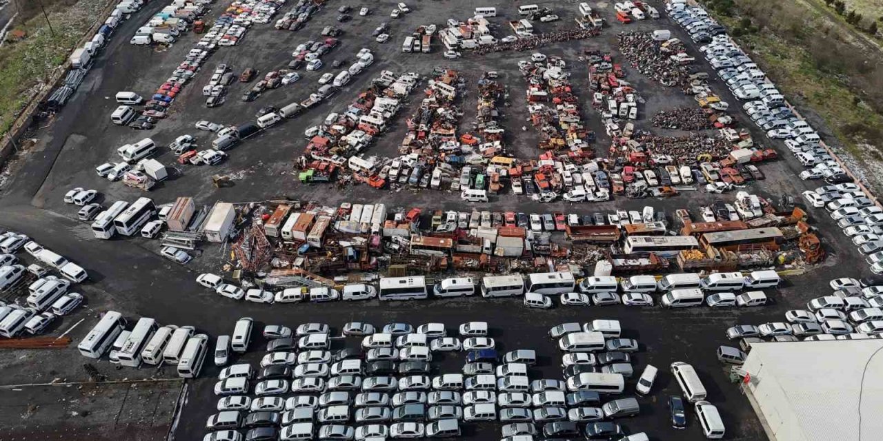 İSTANBUL’UN HURDA OTOMOBİLLERİ, ARAÇ MEZARLIĞINDA ÇÜRÜYOR